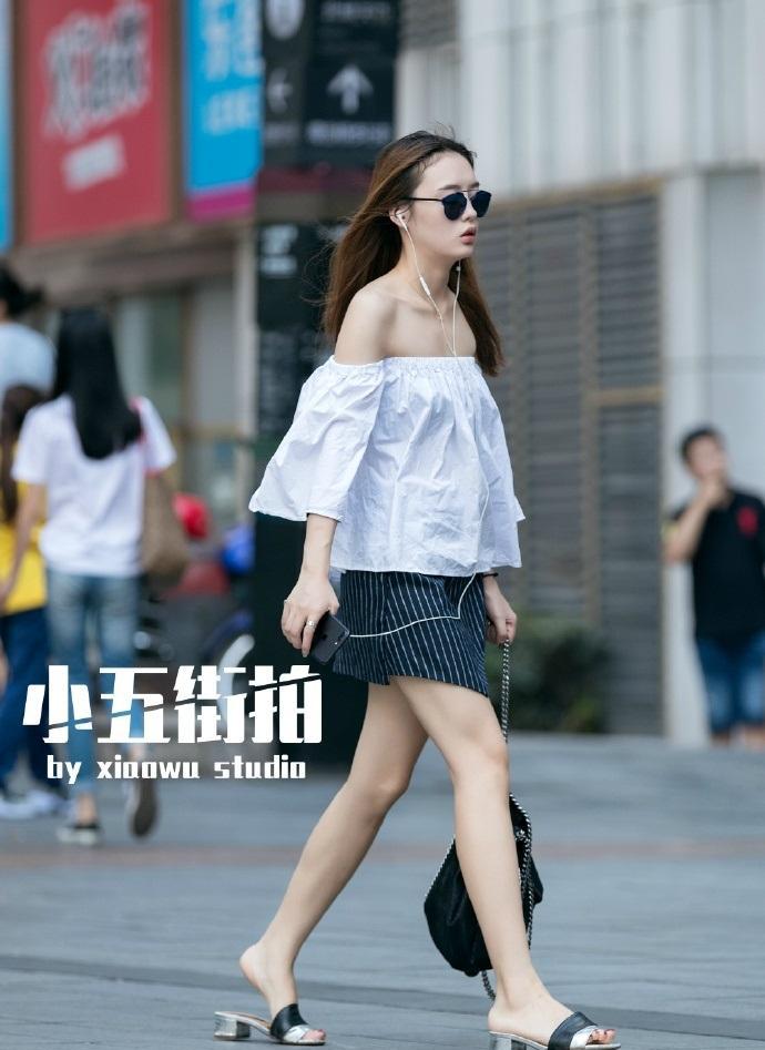 路人街拍:模特身材的小姐姐,清爽的抹胸上衣秀出性感的锁骨