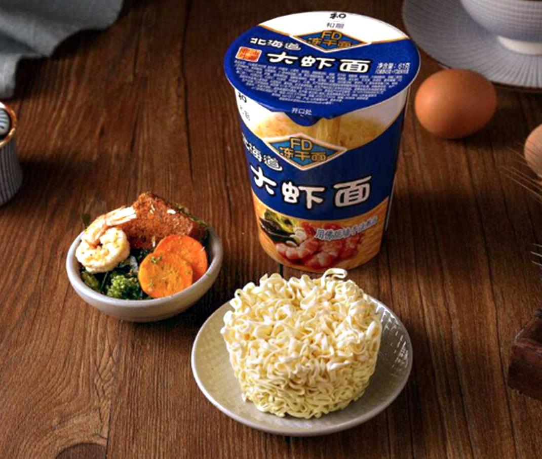 买了8块钱一杯的北海道大虾方便面,打开一看居然真有"大虾"