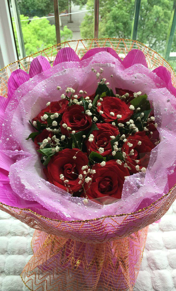 老公第一次送我玫瑰花好幸福