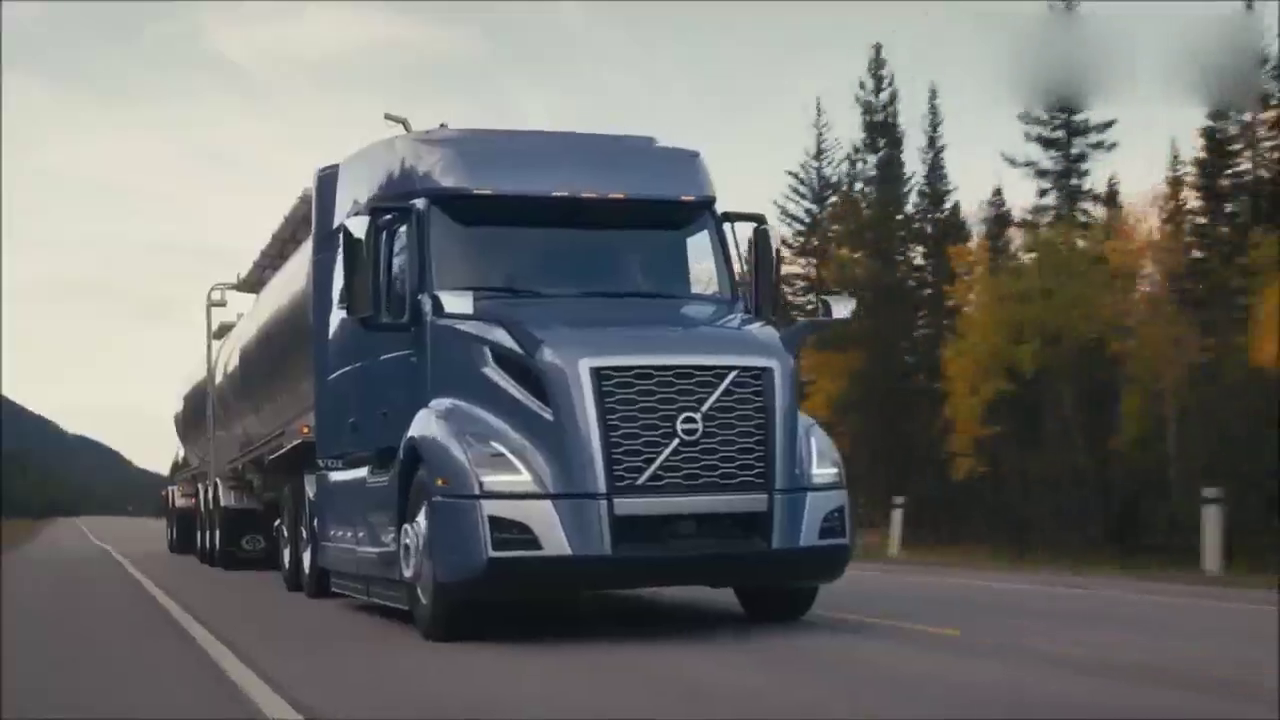 奥迪a7车主高速别卡车,还好卡车司机饶他一命