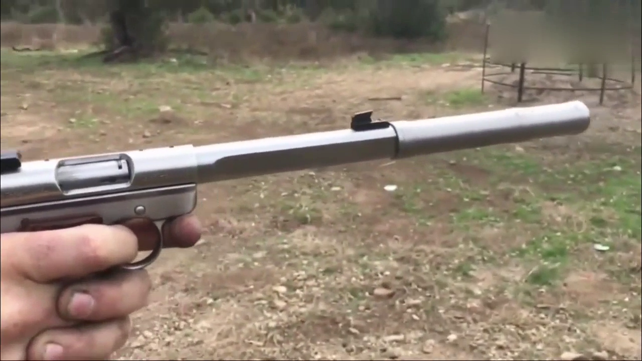 谁知道这款小口径手枪叫什么?装上消音器射击声音和放屁一样!