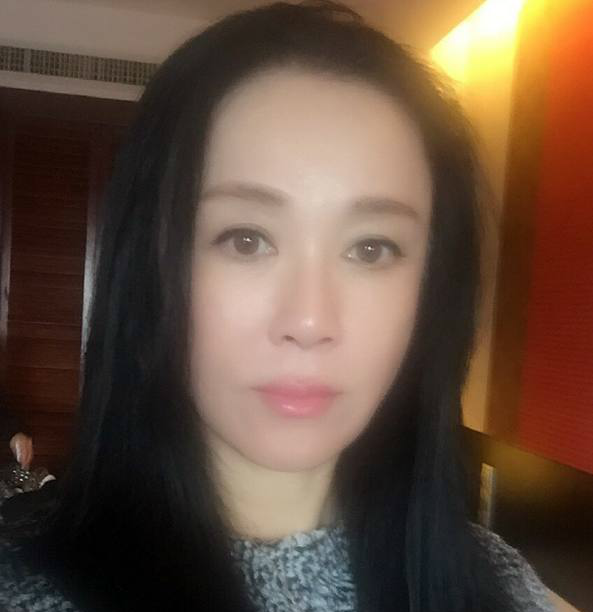 70年代著名演员傅艺伟现状53岁的她真实素颜