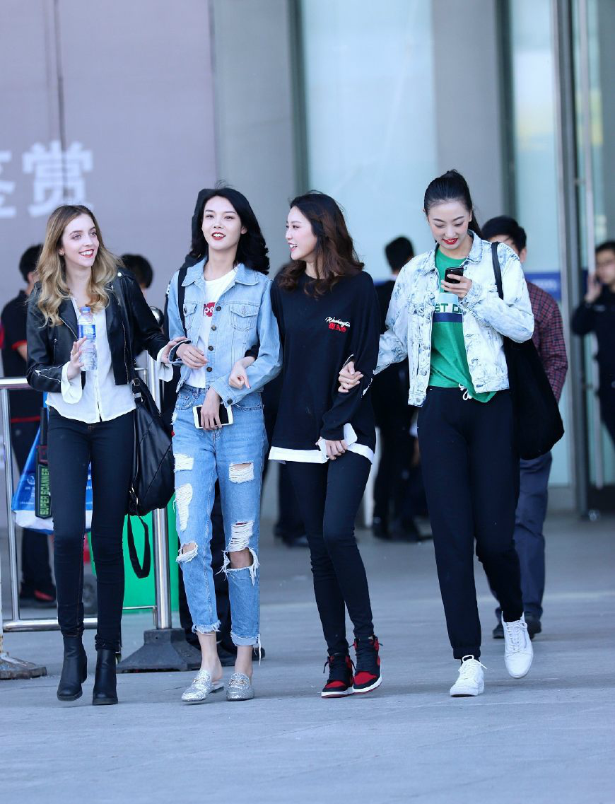 四个长腿美女并排走,四条并排的大长腿简直太养眼了!