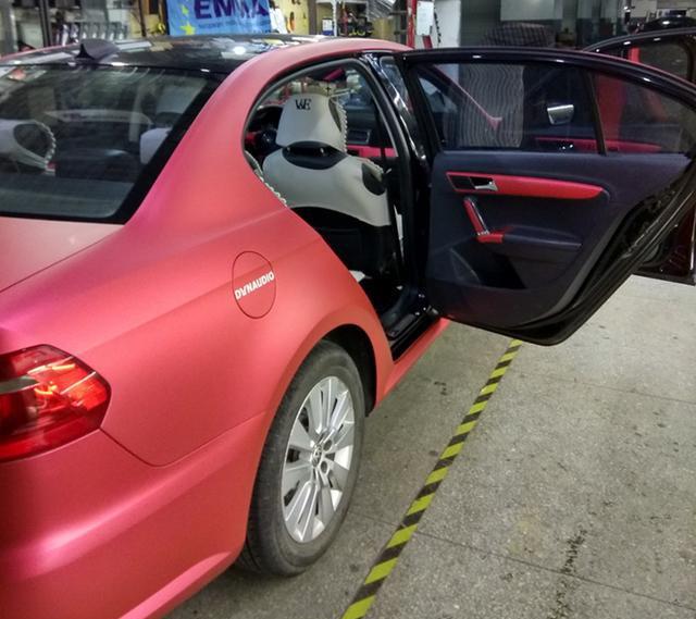 大众朗逸绸缎冰红车身改色贴膜效果图