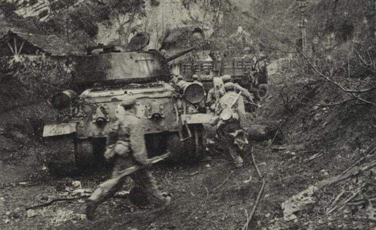 对越反击战的,我军一个小失误导致被"包饺子",数十人牺牲!