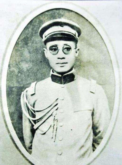 刘伯承元帅年轻时的老照片,20岁出头就担任了川军将领