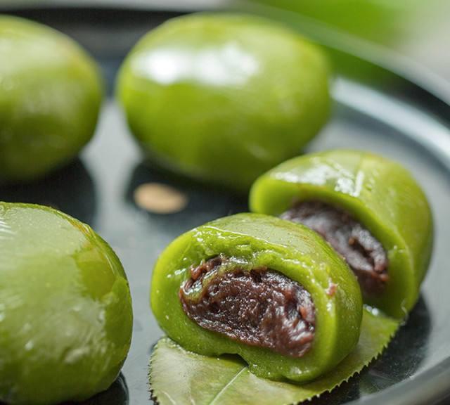 就是这种在南方很多地方叫做青团的糕点,在南方很多地方流传这么一句