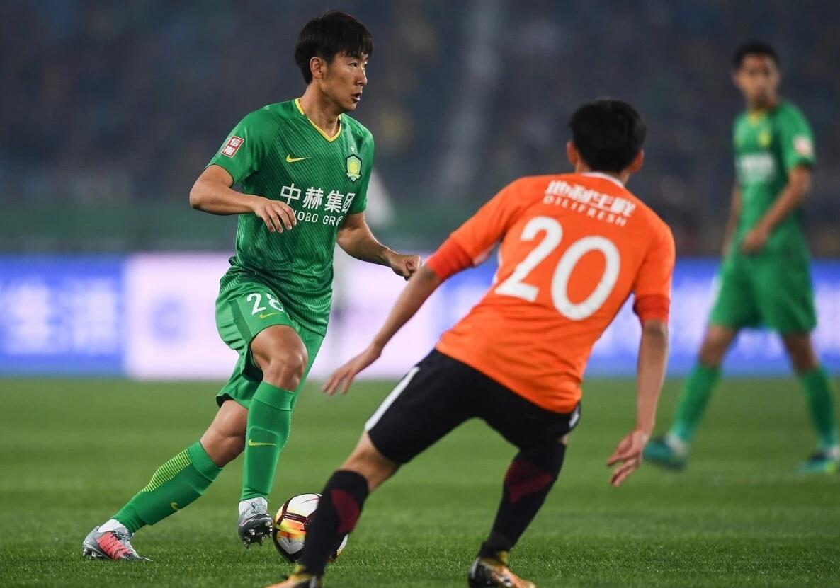 一年前被球迷骂哭,一年后连续14场踢满,拼到虚脱让球迷感动流泪|姜涛