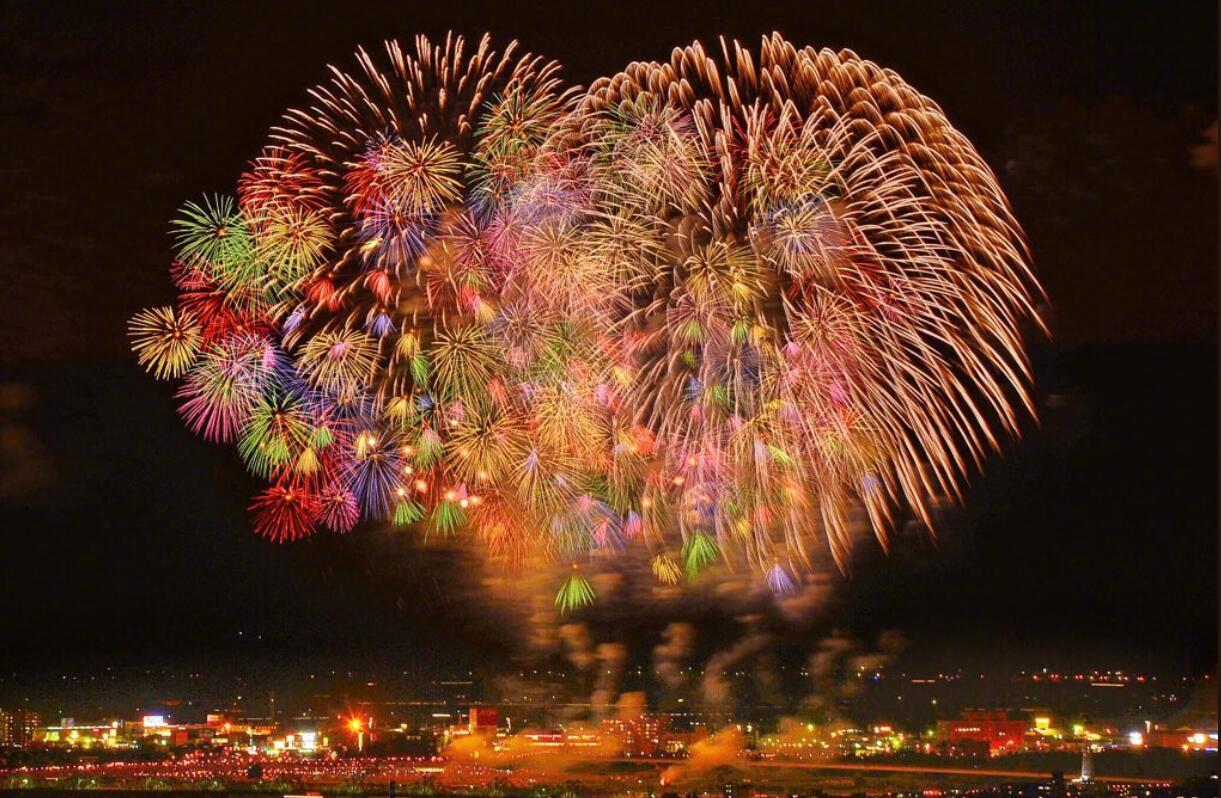 推上网友们记录下的日本长冈花火大会的盛景,夜空下烟花绽放