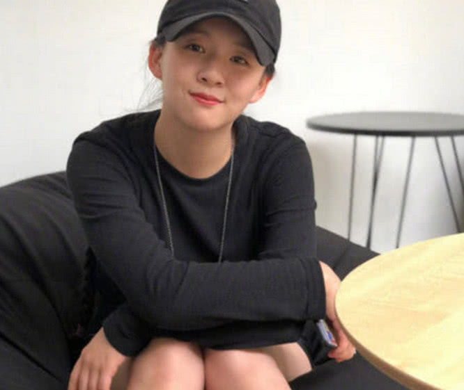 小彩旗晒素颜照回应变胖,清纯可爱很迷人,实力圈粉无数!