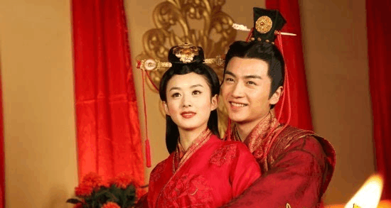 剧也不算多,但也当过新娘,那就是出演凤九一角时在凡间陪帝君历劫有嫁