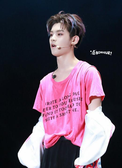 范丞丞这身是浓烈的粉色,白底西装上亮粉色字母,设计感十足,舞台上很