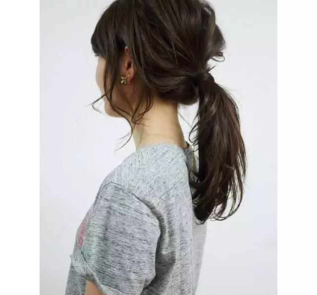 头发长了别披着,这样扎低马尾,清凉,优雅又浪漫!