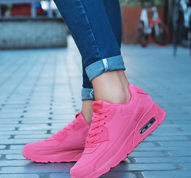 喜欢爬山运动的妹子,赶紧挑一对时尚又舒服的运动鞋吧