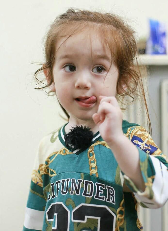 周嘉诚五官精致像女生再看看他的哥哥两人在一起像是姐妹