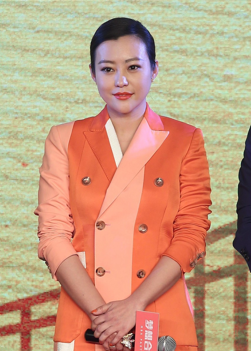 郝蕾,身穿职业装,职场范十足,网友,就喜欢这种胖胖的感觉_新浪看点