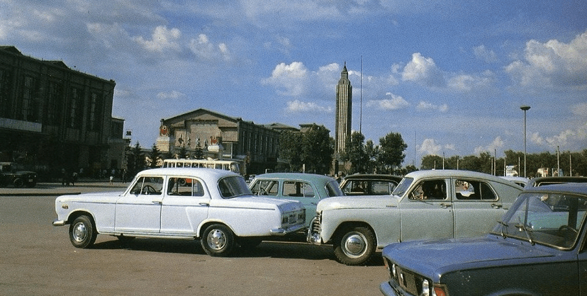 罕见80代老照片:哈尔滨大街上的小轿车.