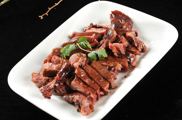 零陵板鸭也叫永州板鸭,是湖南永州传统名菜,属于湘菜系