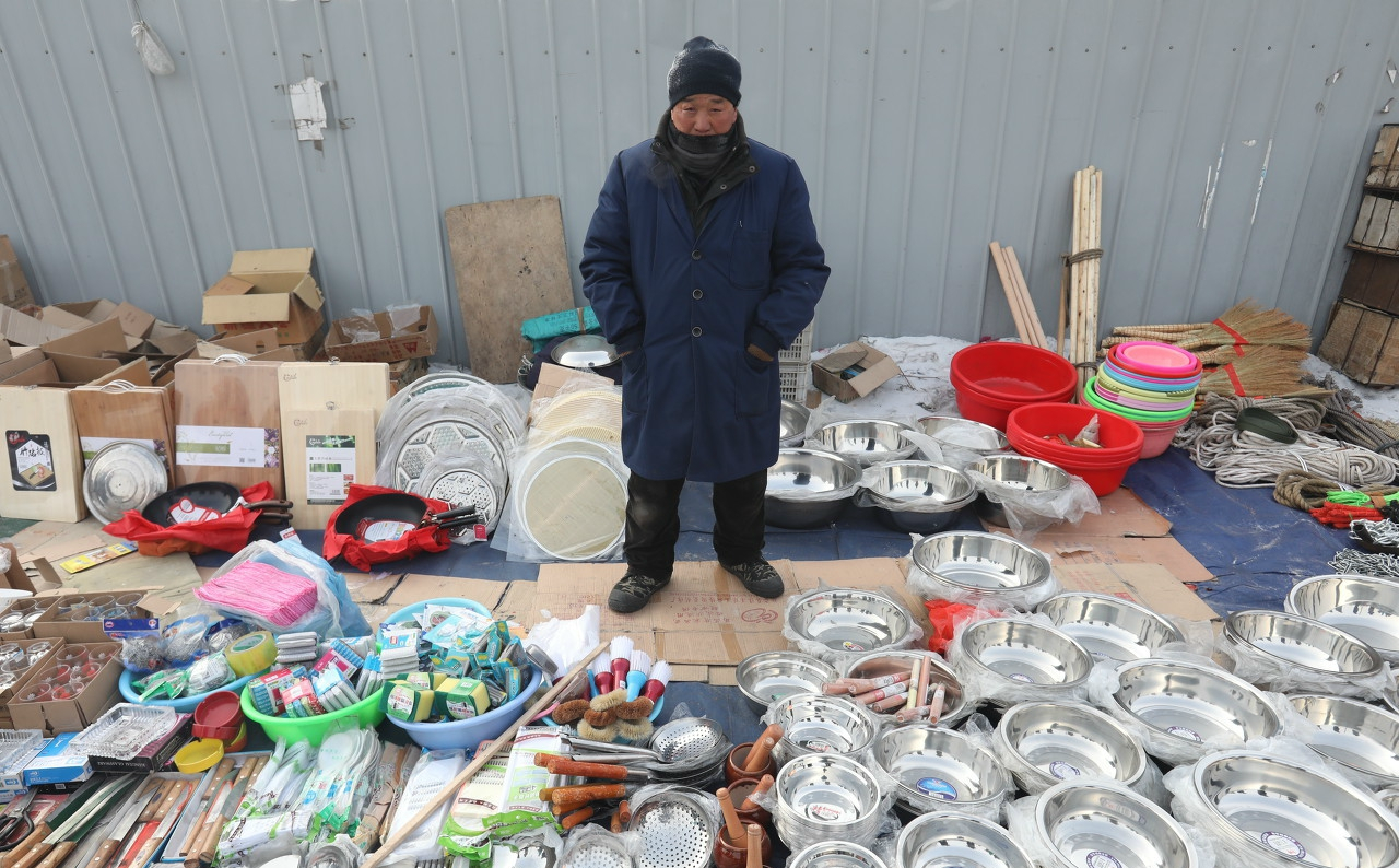 农村大集上卖小百货的摊位.(图片来自东方ic)