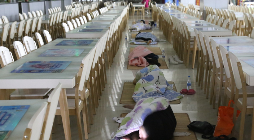 孩子大学报到,农村父母睡地铺,他们却说这是幸福,也是荣誉.