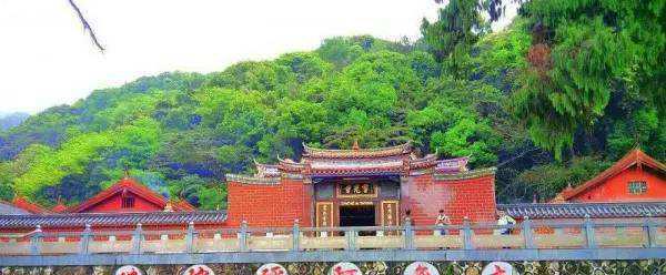 这座千年古寺,寺有“三绝”,两棵古柏,一荣一枯,一生一死!