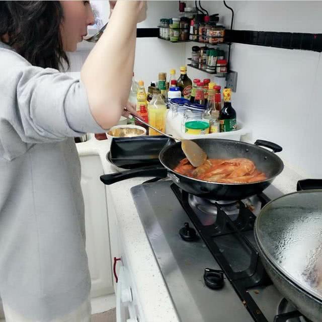 张柏芝亲自下厨,看起来有模有样,网友:这厨艺应该不输谢霆锋