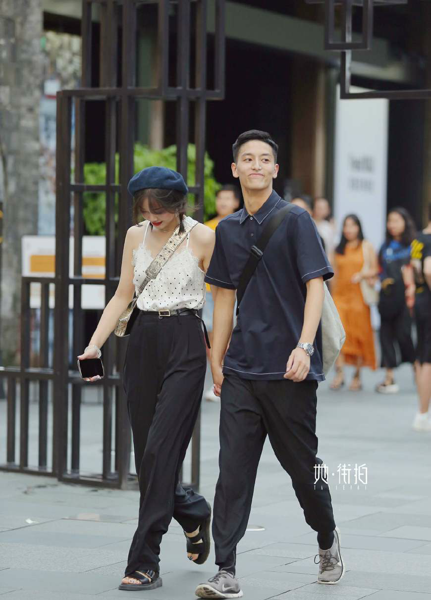 成都街拍,俊男美女的情侣组合,般配又养眼,这把狗粮小编吃