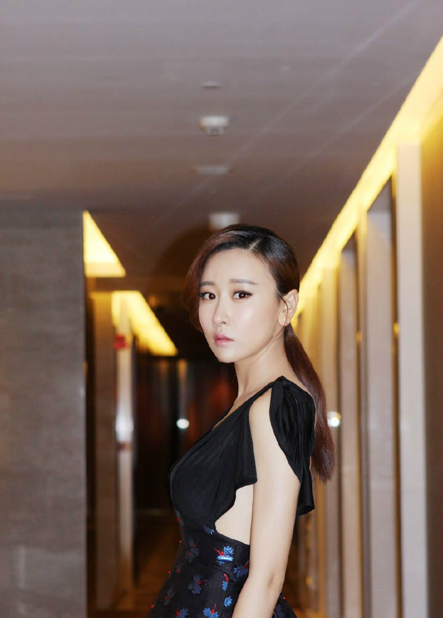 毛俊杰生活照身穿吊带连衣裙有一种说不出来的韵味