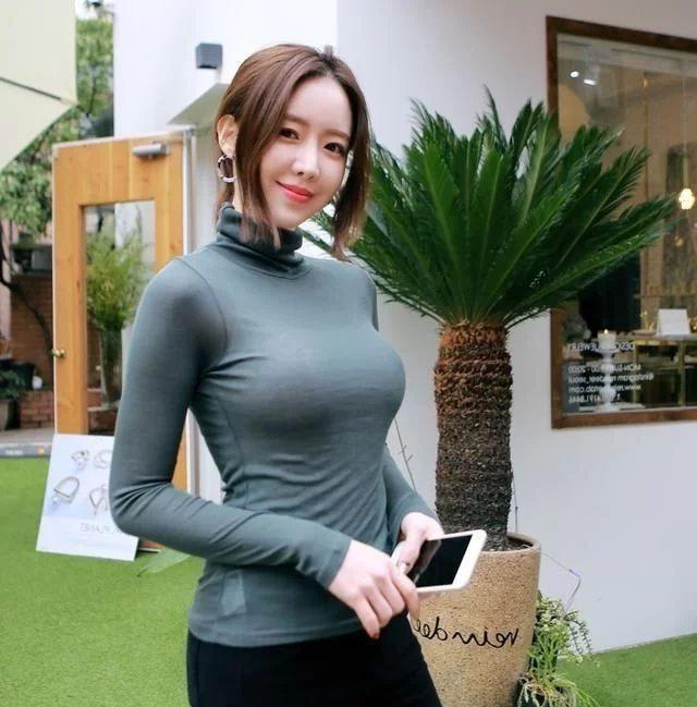 街拍:小姐姐的搭配更加突显女人的挺拔气质!