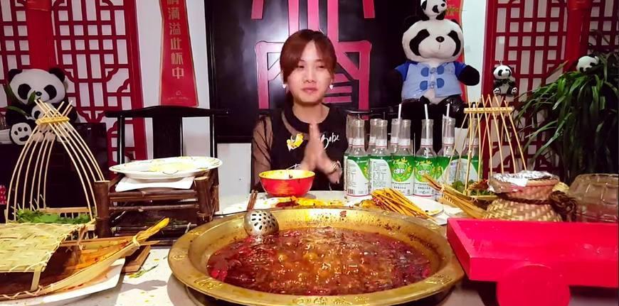 大胃王密子君吃火锅, 称牙缝没塞满就没了! 歪粉: 你的牙缝有几米
