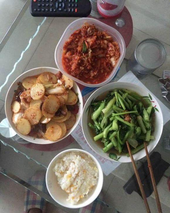 粥里面喜欢加点粗粮,比较健康,味道也更丰富了晚上煲的汤一个人吃饭真