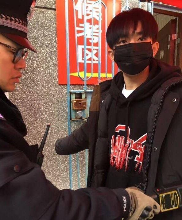 易烊千玺在湖南高校参加艺考,出现时引起全校沸腾