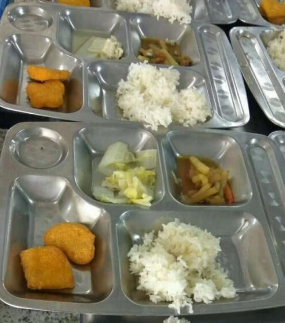 学校食堂出现"袖珍餐",小学生直言吃不饱,校方回复:忆苦思甜|学校食堂