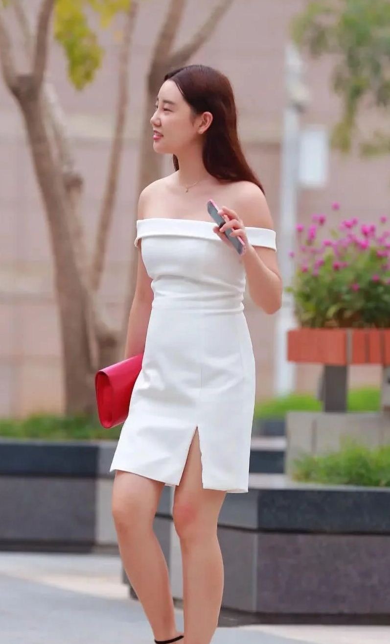 街拍气质小姐姐白色抹胸裙网友你这小肚子是出来搞笑的吗