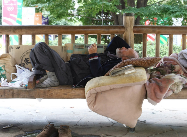 日本穷人是如何生活的?很多人连手机都用不起