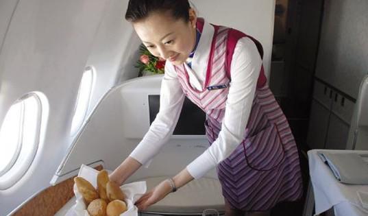 高铁动车乘务员一个月工资大概为多少?