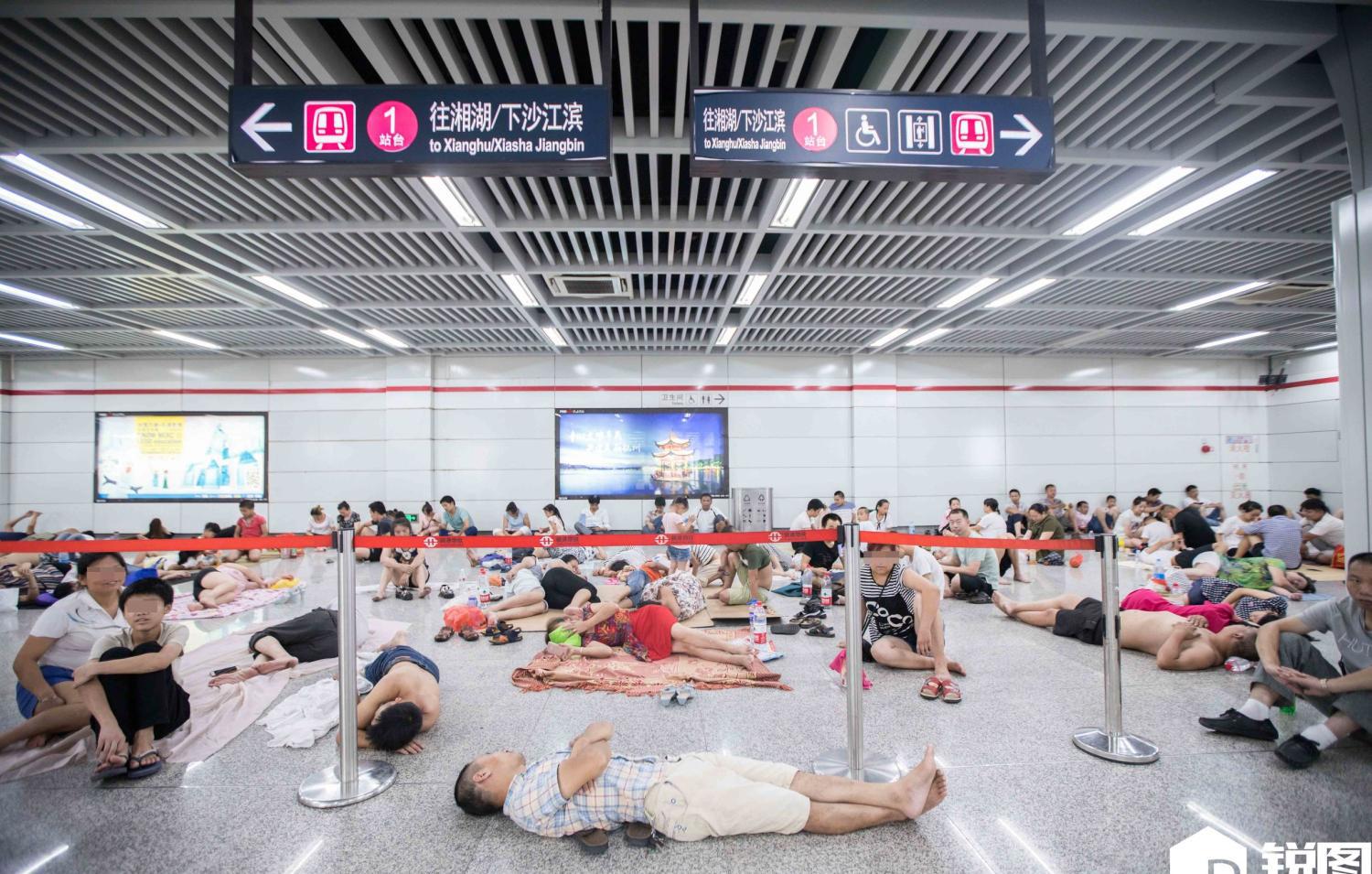 杭州持续40℃高温 大批纳凉族涌入地铁站场面壮观