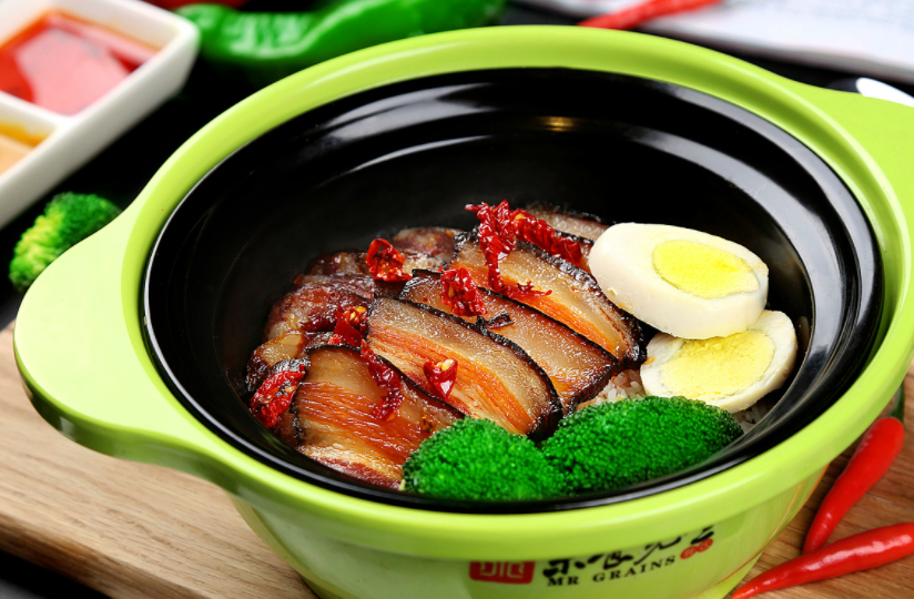 煲仔饭也称瓦煲饭,是源于广东广州地区的特色美食,属于粤菜系