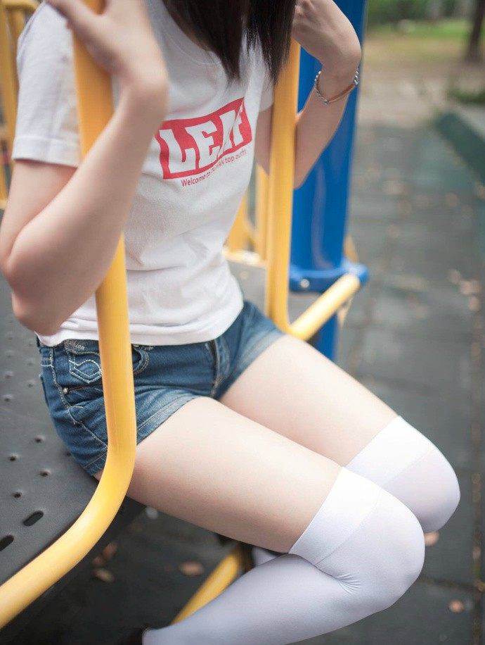 时尚性感超短牛仔裤搭配这双白丝袜穿出不一样的风格