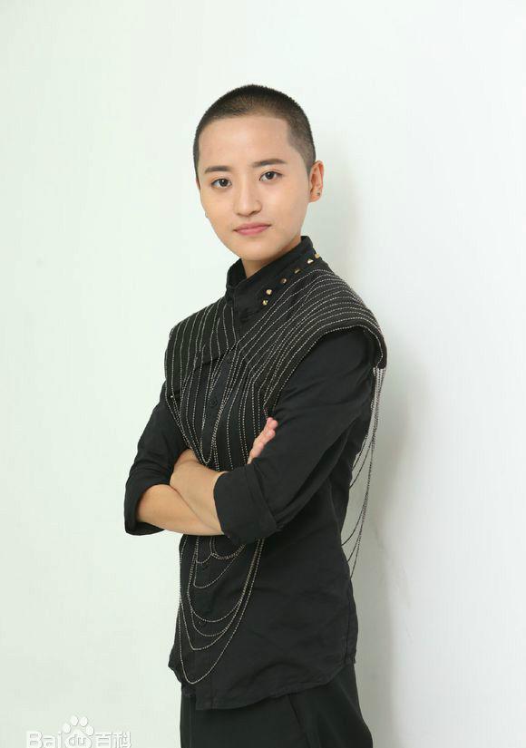 在第三期《中国好歌曲》蒋瑶佳当初是这样介绍自己的,从小爸爸妈妈