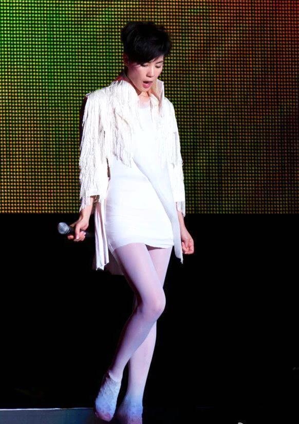 王菲现身香港机场一双大长腿成焦点,她有歌迷应该也有腿迷吧?