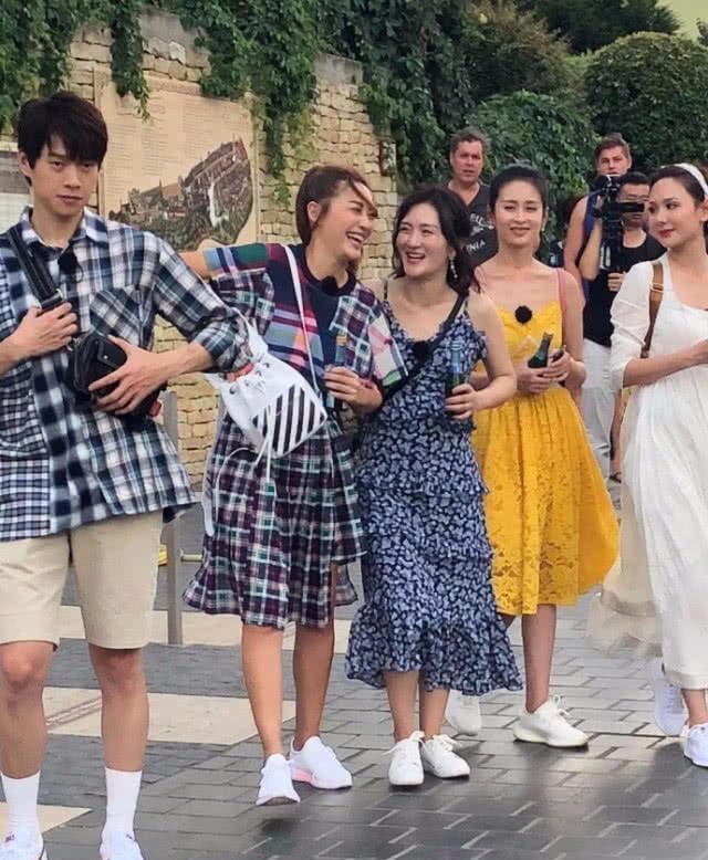 谢娜应采儿感情升温成好姐妹,她在一旁略尴尬,网友:不是一路人