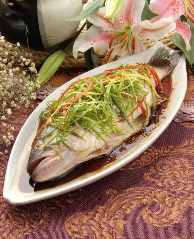 做清蒸鱼时很多人把这一步做错了难怪鱼肉不鲜还腥味重