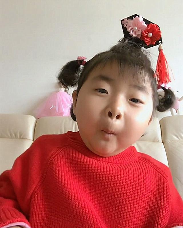 看着小女孩搞笑的场景,粉丝们羡慕