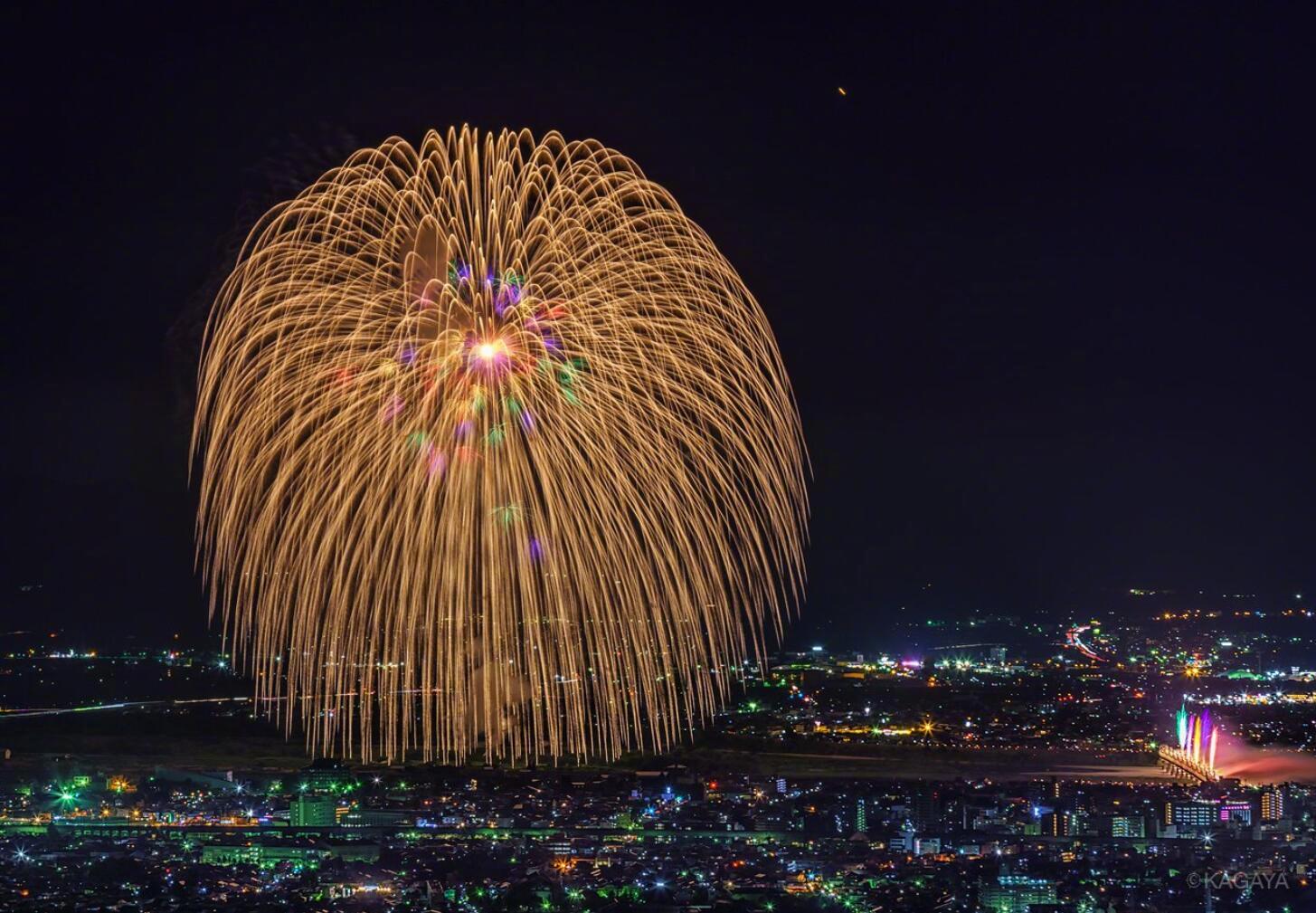 推上网友们记录下的日本长冈花火大会的盛景,夜空下烟花绽放