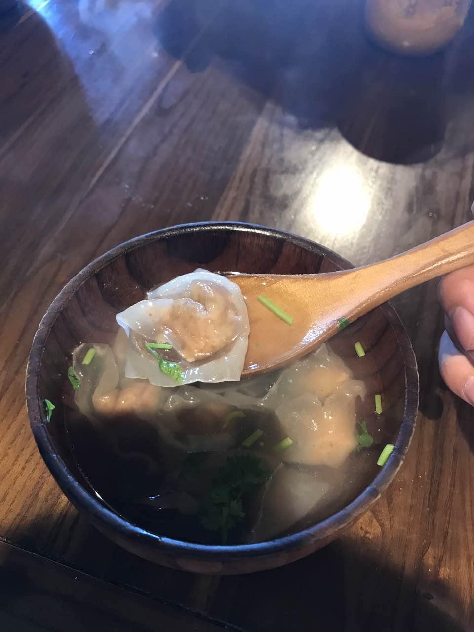 这家店铺在温州市苍南县的福德湾,不认识路的可以使用导航,如果特别想