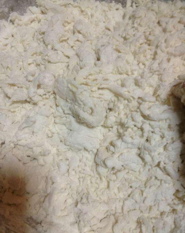 依然揉到手光 盆光 面光开始发面在加入适量清水,面粉搅拌成絮状开始
