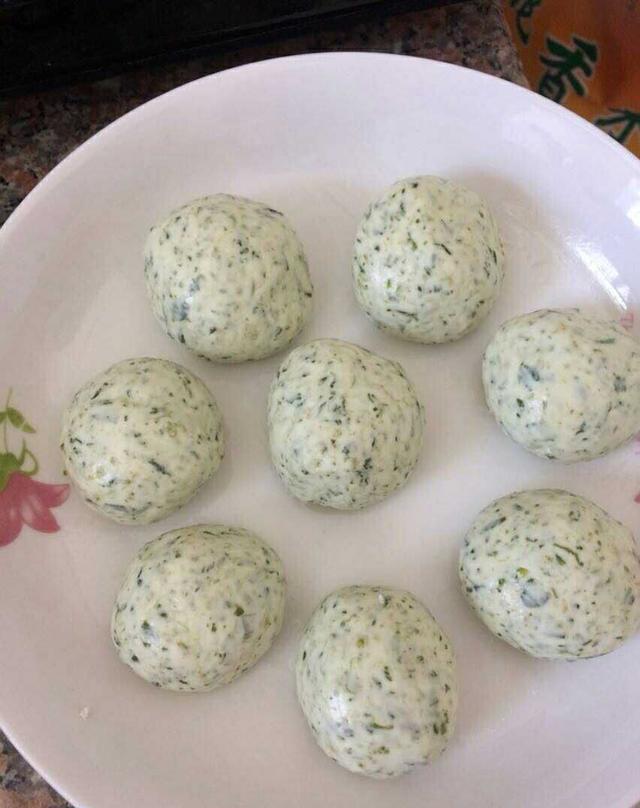 田间随处可见的"野草", 农村阿婆做成了全家都爱的小吃