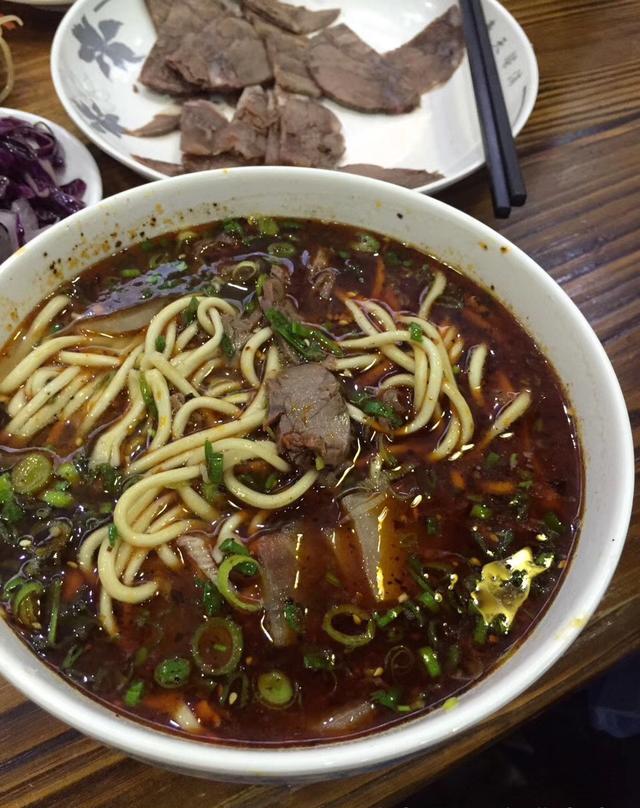 半夜到达兰州,马上去吃牛肉面,客满!6元一碗,地道实惠!