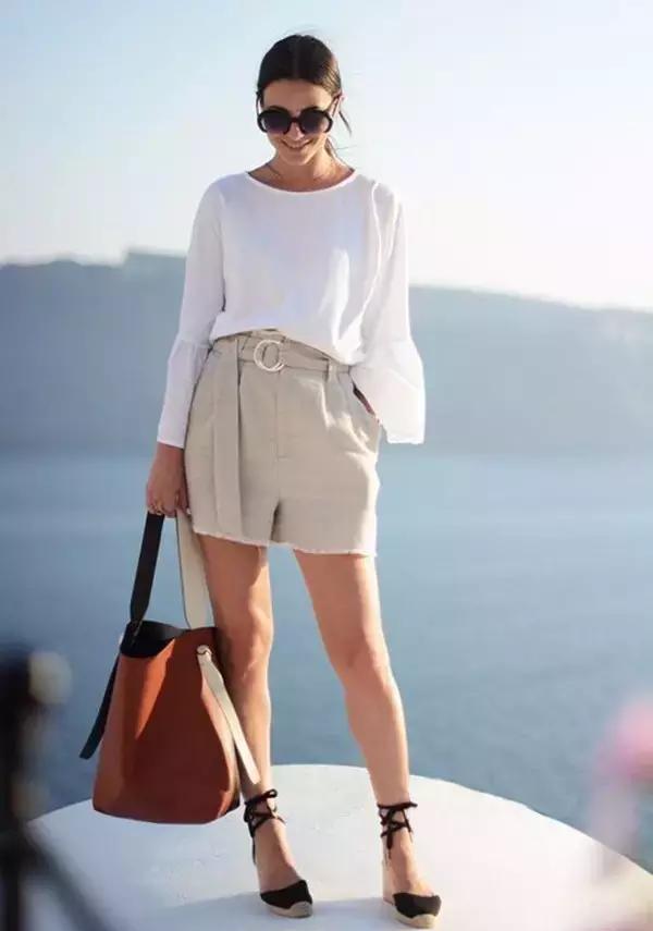 选择裤装可以是宽松的短裤,阔腿裤,哈伦裤在选择连衣裙的时候可以是